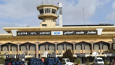 قتيل وسبعة جرحى بعد ضربات إسرائيلية على مطار حلب