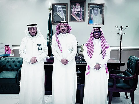 محافظ رجال ألمع يلتقي مديرَ بنك التنمية ويطّلع على خدماته للمواطنين