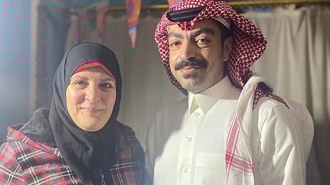 بعد فراق 32 عامًا.. سفارة خادم الحرمين بالقاهرة تجمع شابًا سعوديًا بوالدته المصرية