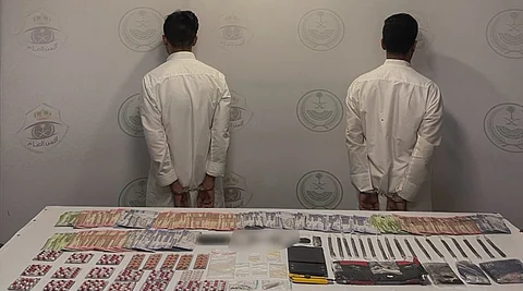 حائل.. القبض على شخصَيْن روَّجا مادة الحشيش وأقراصًا مخدِّرة