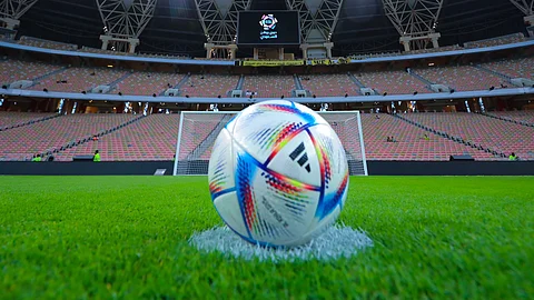 دوري روشن للمحترفين: "الباطن" يتشبث بالفرصة أمام "الفيحاء" و"الفتح" في مواجهة "العدالة"