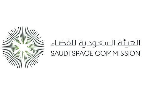 تحليق الطائرة بلا جاذبية.. شاهد تجربة مباشرة لـ"ريانة" و"علي" مع طلاب المملكة