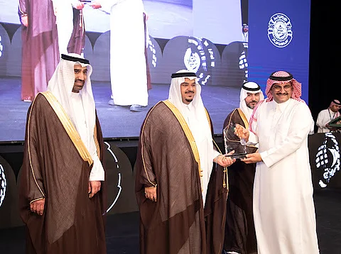 نائب أمير الرياض يُكَرّم "سبق" على تغطيتها الإعلامية لفعاليات احتفال "الخريج والوظيفة 27"