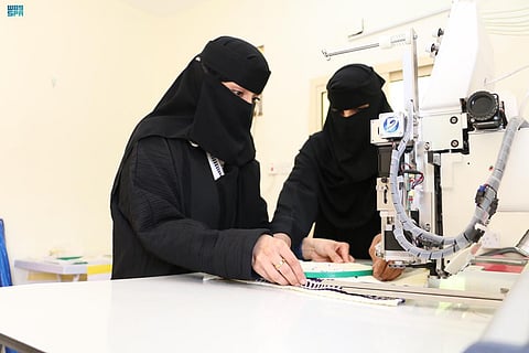 صناعةً وتطويرًا وتكسبًا وهواية.. نساء الجوف يتوارثن حرفة "السدو"