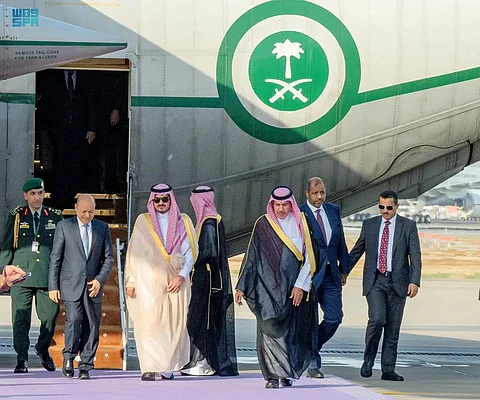 رئيس مجلس القيادة الرئاسي اليمني يصل إلى جدة للمشاركة في القمة العربية 32
