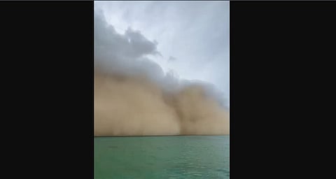 شاهد.. موجة غبار تسبق الرياح والأمطار على شواطئ جازان