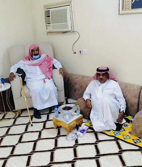 محافظ تثليث يزور "الشمري" للاطمئنان على صحته
