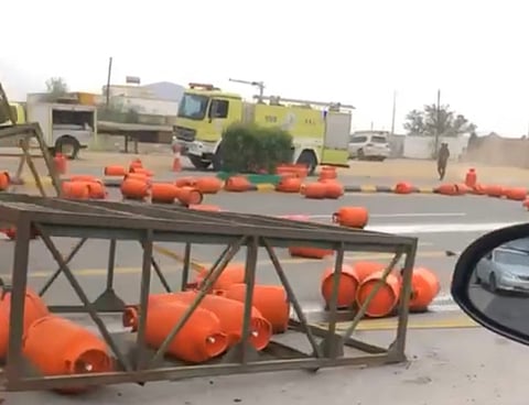 أسطوانات الغاز تغلق الطريق إثر حادث التصادم