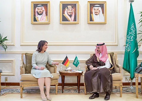 وزير الخارجية يبحث مع نظيرته الألمانية تعزيز جهود إرساء السلام بالمنطقة