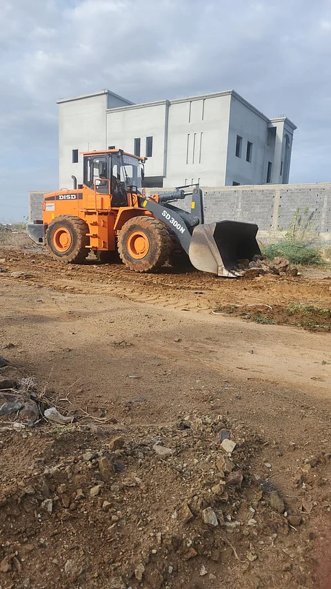 عقب الأمطار.. سكان بأبو عريش يجلبون معدات على حسابهم ليصلوا إلى منازلهم!