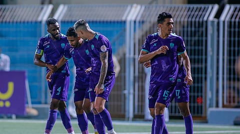 فرحة لاعبي الأهلي بتسجيل هدف في مرمى هجر