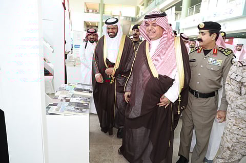 يستمر ٥ أيام... منصور بن محمد يفتتح معرض الكتاب بجامعة حفر الباطن
