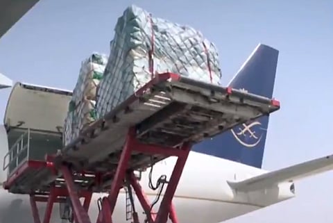 عند الواحدة ظهراً.. انطلاق الطائرة الإغاثية الأولى للسودان محملة بالأدوات الطبية والخيم الإيوائية