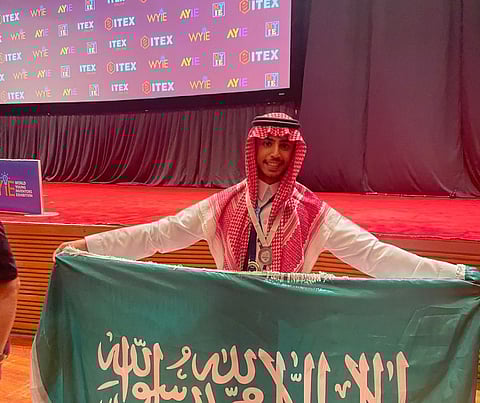 المتدرّب بتقنية أبها "آل سرحان" يحصد ميداليتَيْن في معرض آيتكس الدولي للابتكارات