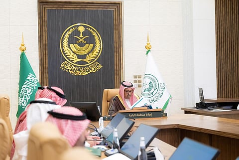 أمير الباحة يناقش أعمال مشروع تطوير مطار الملك سعود