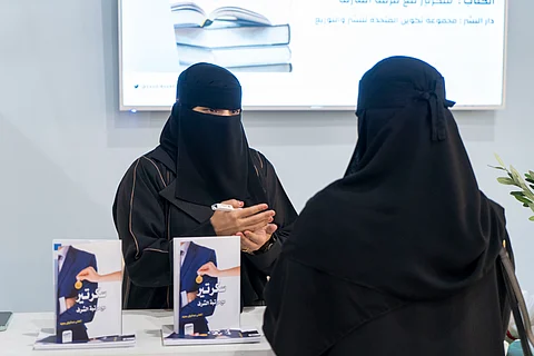 أماني عطية توقّع كتابها "سكرتير مع مرتبة الشرف" بمعرض المدينة المنورة للكتاب