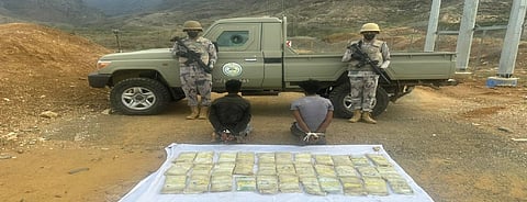 جازان.. حرس الحدود يطيح بمخالفين حاولا تهريب "الحشيش"