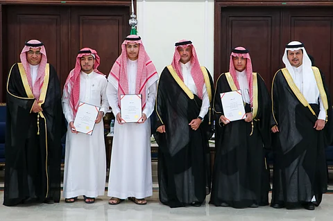 سمو محافظ الأحساء يكرم الطلاب الفائزين بجوائز دولية من تعليم المحافظة