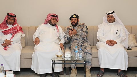 جازان.. قائد حرس الحدود ينقل تعازي وزير الداخلية لأسرة الشهيد "بعلول"
