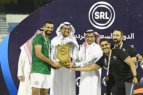 عبدالعزيز العفالق يتوج فريق الاتفاق بكأس الدوري السعودي الرديف