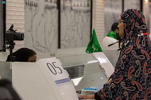 بالصور .. مغادرة أولى رحلات الحجاج من بنجلاديش ضمن مبادرة "طريق مكة"