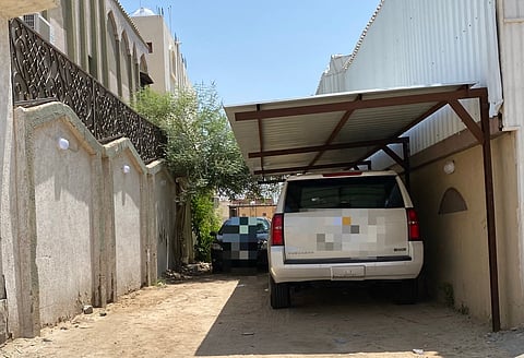 شاهد.. طرق خدمة بين المنازل أغلقت واستخدمت كمواقف خاصة للسيارات بـ"شرائع مكة"