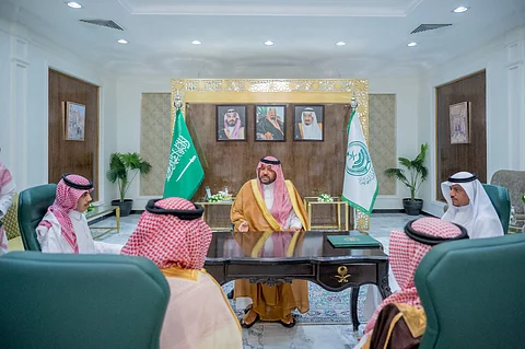 بالصور.. شفاعة أمير الحدود الشمالية تثمر عن تنازل "الشمري" عن قاتل أخيه