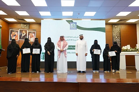 رئيس جامعة الملك خالد فالح السلمي خلال احتفال كلية العلوم والآداب بالمجاردة