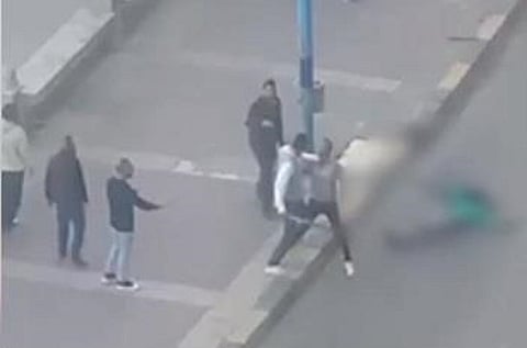 شاهد.. مضاربة مصرية بالأسلحة البيضاء والشرطة تتدخل فورًا