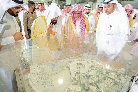 الشيخ عبدالرحمن السديس خلال تدشينه المعرض المصاحب لإطلاق "الرواق السعودي"