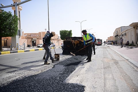 لا تهاون في سلامة الطرق.. "بلدية عنيزة" تلزم مقاولين خالفوا الشروط بإعادة السفلتة