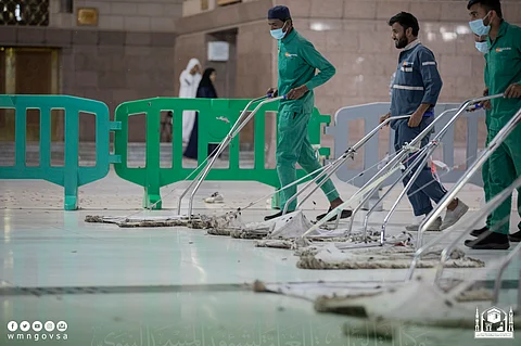 بالصور.. جهود مكثفة في تطهير المسجد النبوي بالتزامن مع موجة الحشرات الموسمية