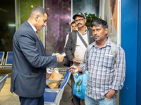 بعد إجلائهم من السودان.. "مطارات جدة" تودع 226 مسافرًا من الجالية الهندية