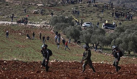 27 منزلًا.. مستوطنون يعتدون على ممتلكات الفلسطينيين في الضفة الغربية