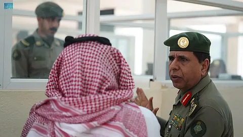 الفريق سليمان اليحيى خلال تفقده مدينة الحجاج بجوازات منفذ حالة عمار