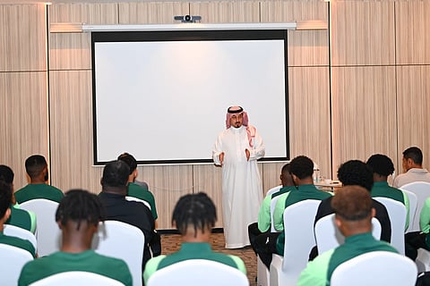 المسحل يلتقي بلاعبي ومنسوبي الأخضر الأولمبي قبل سفرهم لفرنسا