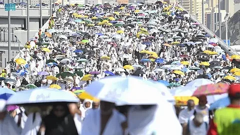 "الوطني للأرصاد" ينصح الحجاج بحمل المظلة للوقاية من الشمس وقت الذروة
