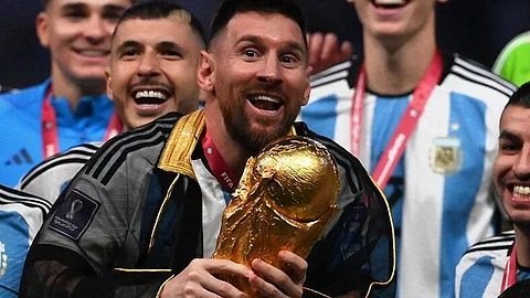 ليونيل ميسي لاعب منتخب الأرجنتين لحظة التتويج بكأس العالم 2022