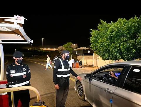 شاهد.. جهود "رجال الأمن" بالطائف في نقاط التفتيش ومنعهم تجاوز مخالفي أنظمة الحج للمشاعر