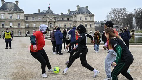 فرنسا تحظر ارتداء لاعبات كرة القدم للحجاب