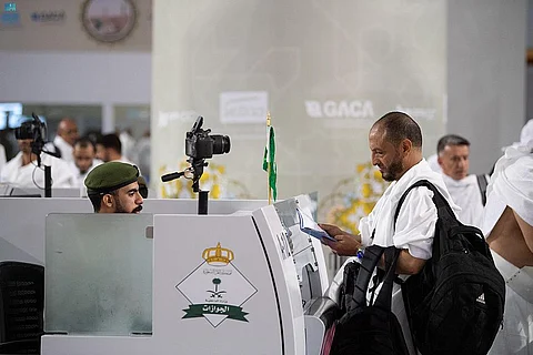 بالصور.. وصول أول رحلة من الحجاج اليمنيين إلى مطار الملك عبدالعزيز بجدة