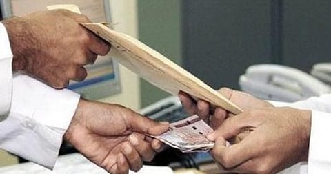 إيقاف 3 مقيمين حاولوا دفع رشوة لموظف بنك لايداع مبالغ مشتبه في مصدرها