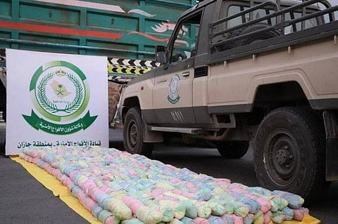 الأفواج الأمنية بجازان تقبض على مواطن لتهريبه القات بالدائر