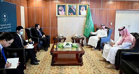 السفير محمد آل جابر خلال لقائه القائم بأعمال السفارة الصينية لدى اليمن شاو تشنغ