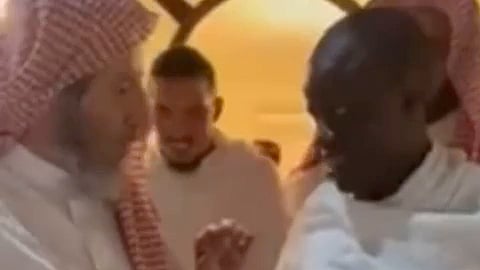 "بن ناصر" ظهر متكئًا على عكازين.. فيديو يجمع "الشثري" و"كانتي" في المشاعر المقدسة