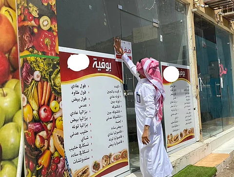 خلال جولاتها الرقابية.. بلدية الحصاة تراقب المنشآت الغذائية والمطاعم وتغلق المخالف منها
