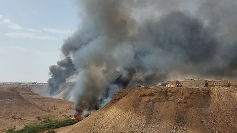 الدفاع المدني يباشر حريقًا في مجرى وادي نمار بالرياض