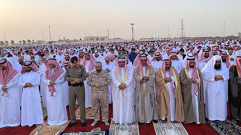 محافظ شرورة موفق العنزي يؤدي صلاة عيد الأضحى المبارك