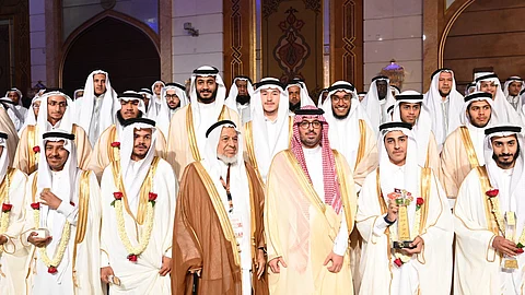 محافظ جدة الأمير سعود بن عبدالله بن جلوي يتوسط حفظة القرآن الكريم