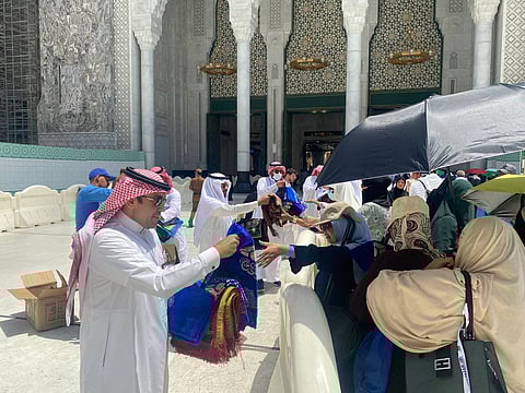 "شؤون الحرمين" تقدم الهدايا للحجاج بعد رمي جمرة العقبة الكبرى